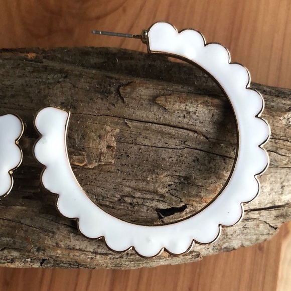 💐Desideria White Scalloped Hoop Earrings - Picture 6 of 8